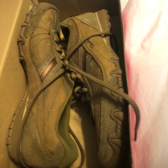 Relaxed fit chocolate Skechers with memory foam . - Picture 4 of 5